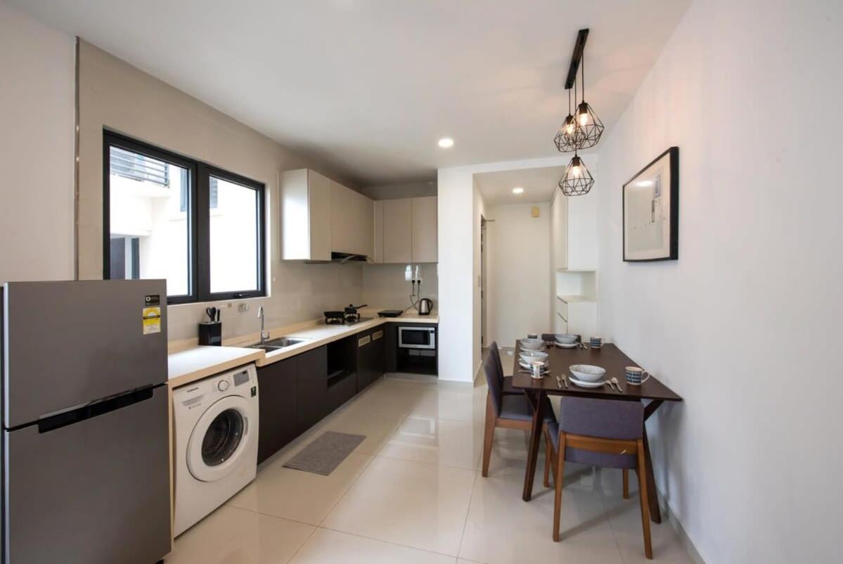 Apartment Comfy 3br In Danga Bay Free Parking Sea View