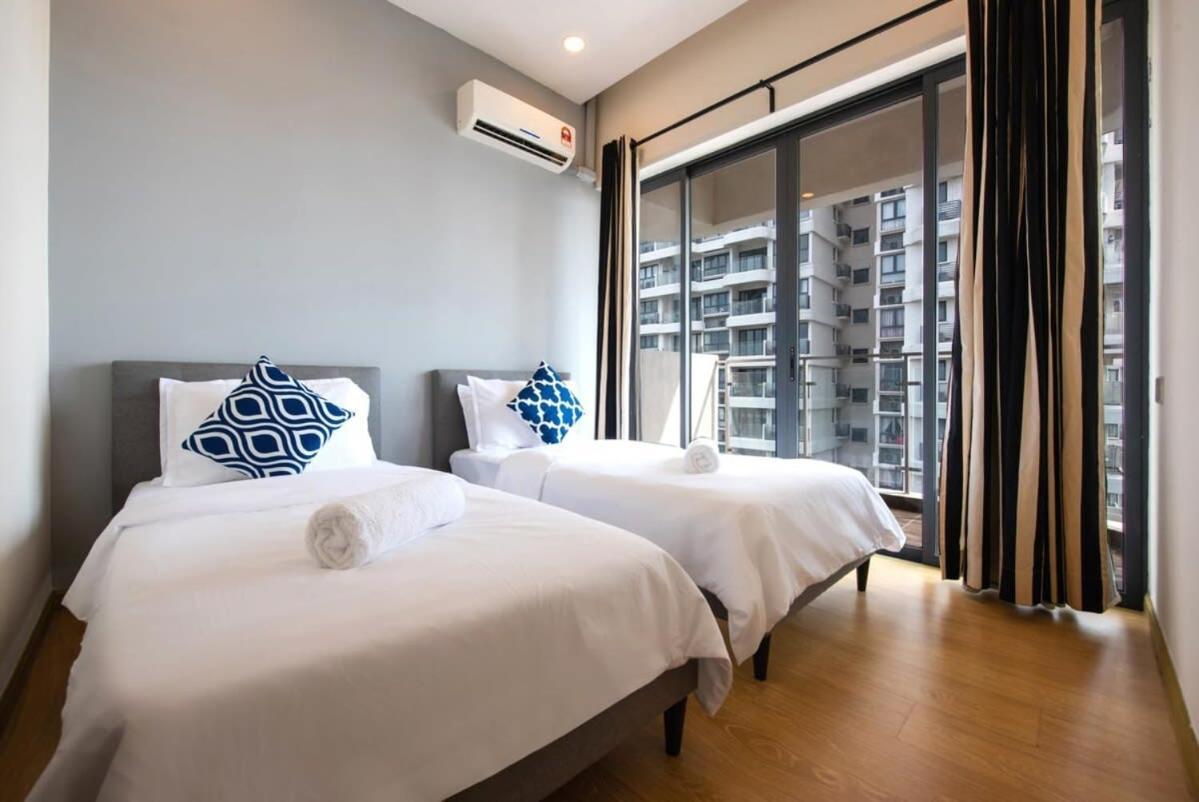 Comfy 3br In Danga Bay Free Parking Sea View Apartment